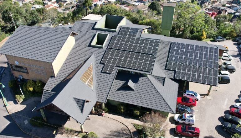 Uma vista aérea de um edifício com painéis solares no telhado