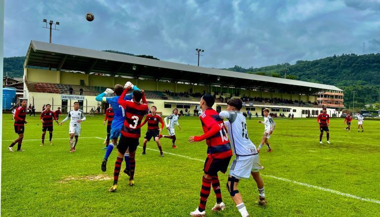 Um grupo de jogadores de futebol está jogando em um campo.