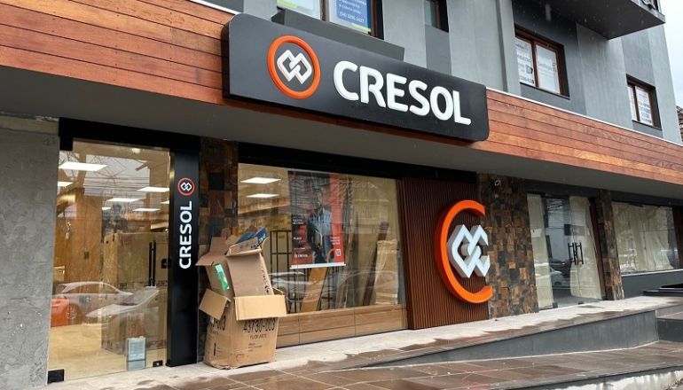 Uma fachada de loja com uma placa que diz cresol