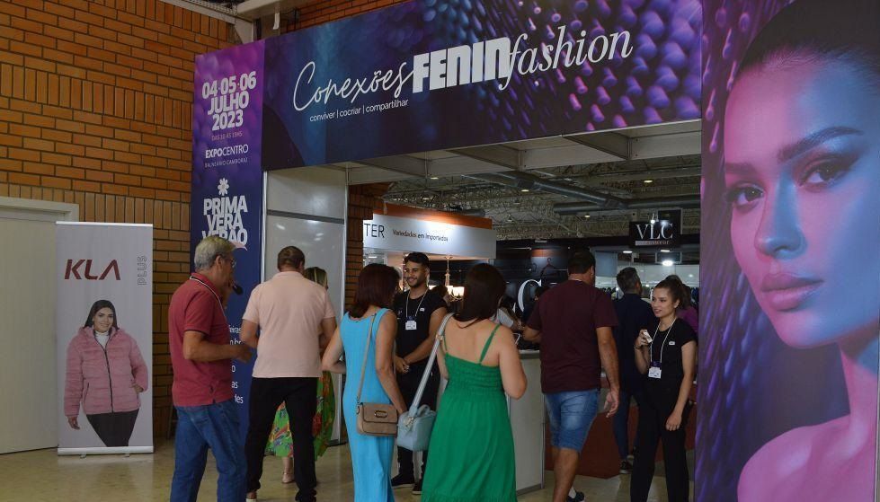 Um grupo de pessoas está em frente a uma loja.