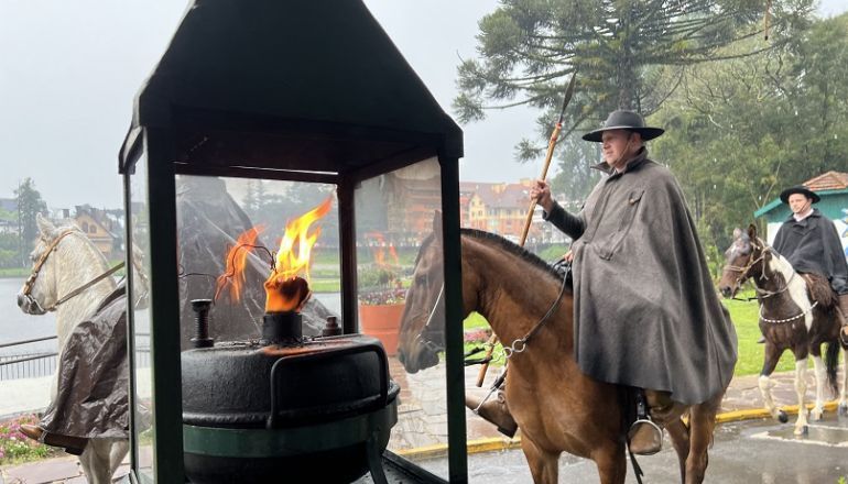 Um homem está andando a cavalo em frente a uma lanterna.