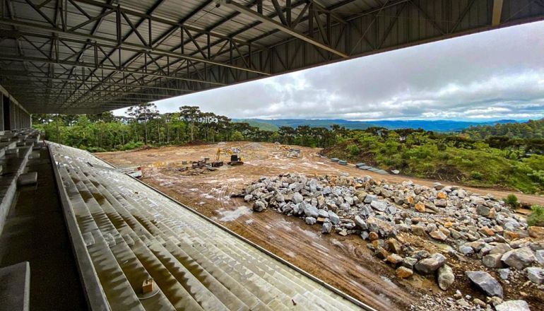 Uma vista de um canteiro de obras de um estádio.