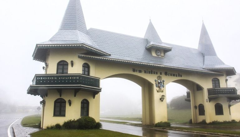 Um edifício com arco em forma de castelo e varanda