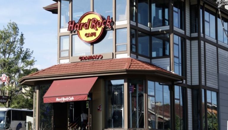 Um prédio de hard rock café com um toldo vermelho