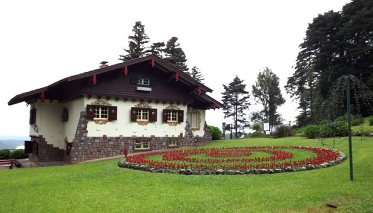 Uma casa com um círculo de flores na frente