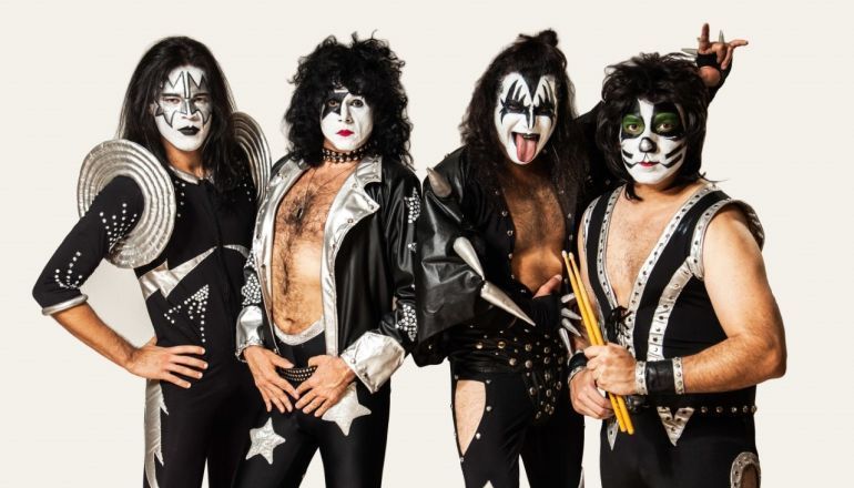 A banda do beijo está próxima uma da outra em um fundo branco.