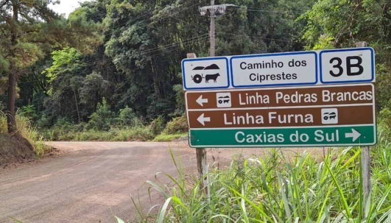 A sign that says caminho dos ciprestes on it