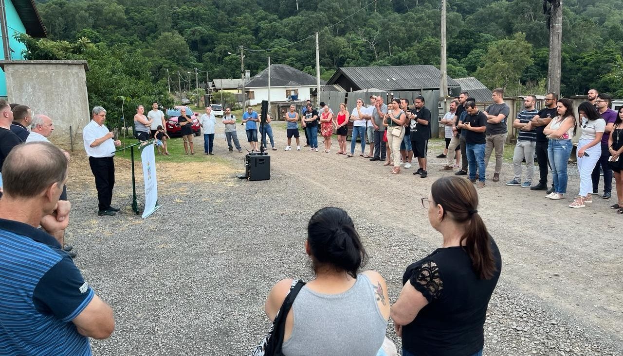 Um grupo de pessoas está em uma área de cascalho.