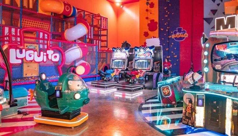 Há muitos jogos de arcade nesta sala.