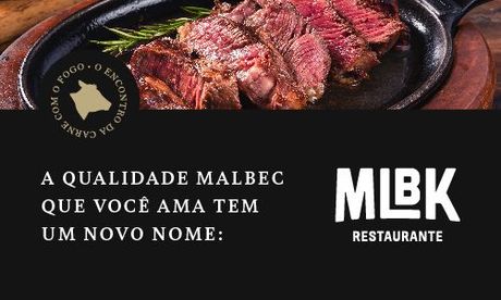 Dois bifes estão sobre uma tábua de madeira.