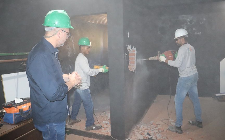 Um grupo de trabalhadores da construção civil está trabalhando em um prédio.