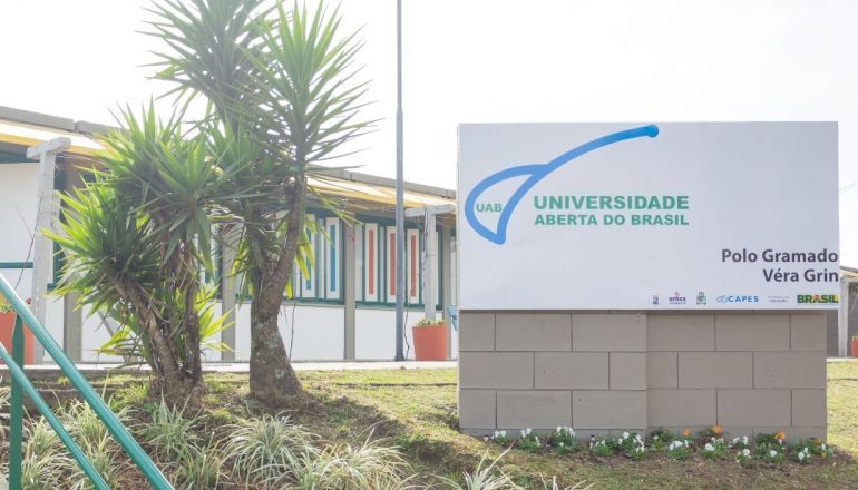 A sign for universidade abrata do brasil is in front of a building