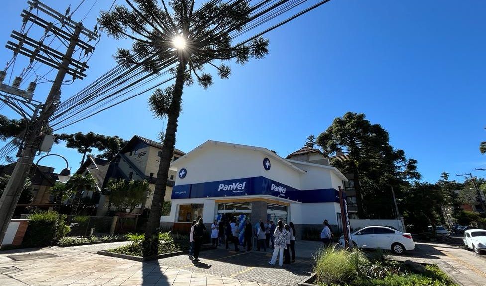 Um grupo de pessoas está do lado de fora de uma loja Pervel