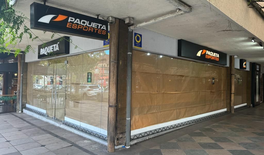 Uma fachada de loja com uma placa que diz paqueta esportes.
