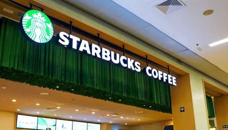 Uma cafeteria Starbucks em um shopping