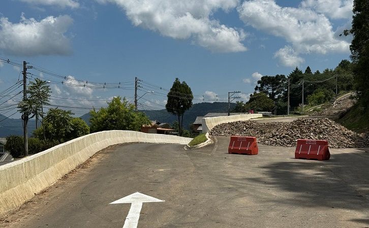 Uma estrada com uma seta branca apontando para a direita