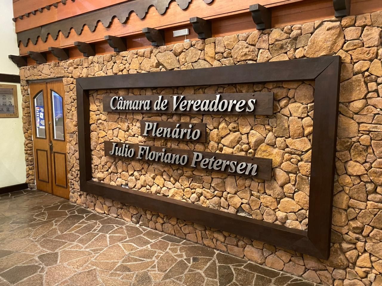 Um muro de pedra com uma placa que diz câmara de telespectadores plenária julho floriano petersen