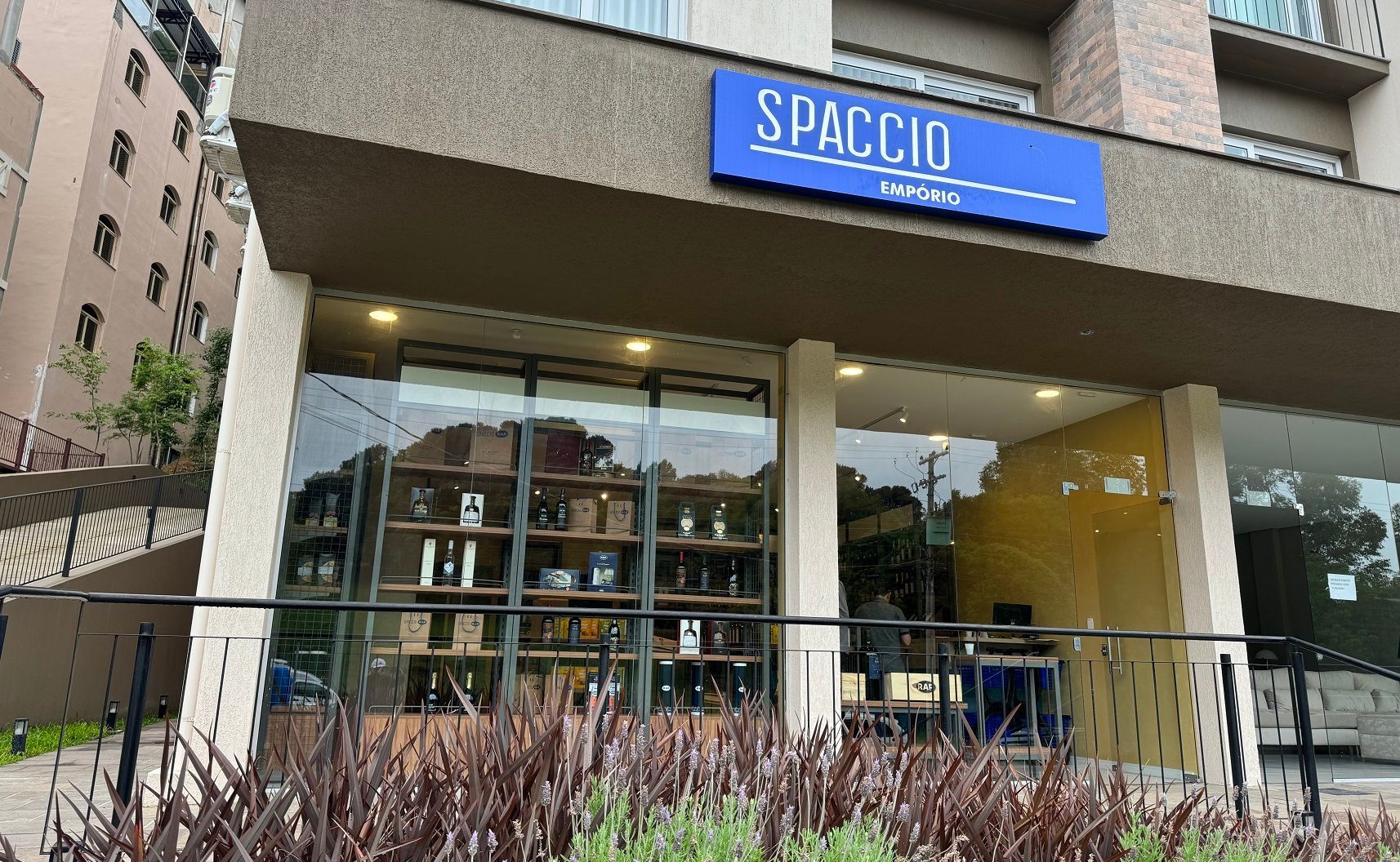 Um prédio com uma placa que diz spaccio