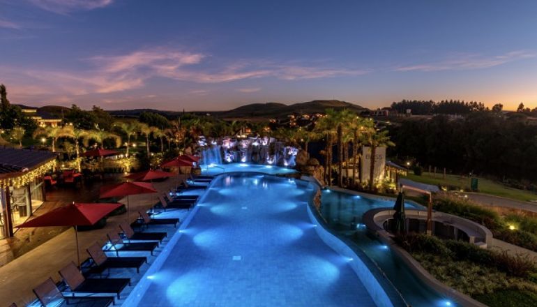 Uma vista aérea de uma grande piscina à noite.