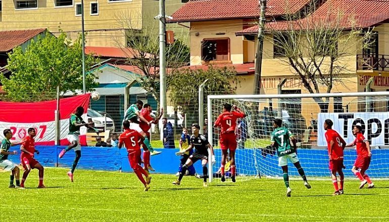 Um grupo de jogadores de futebol está jogando em um campo.