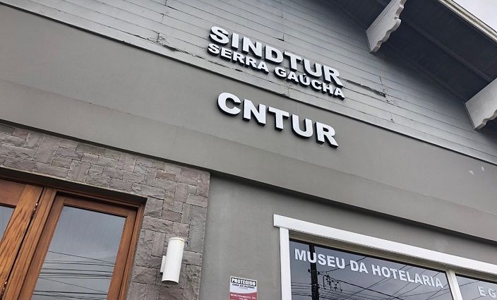 Um prédio com uma placa que diz cntur