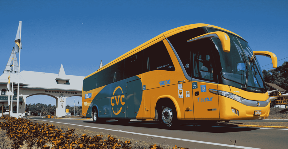 Um ônibus amarelo e verde com cvc escrito na lateral