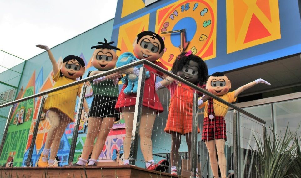 Um grupo de personagens de desenhos animados está em uma varanda