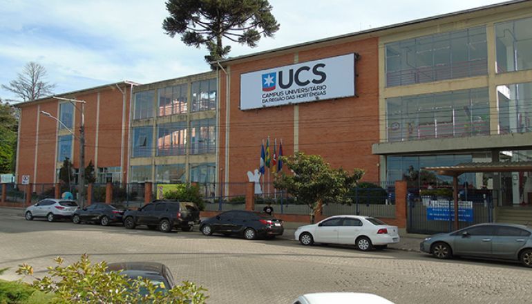 Um grande prédio de tijolos com uma placa que diz ucs.