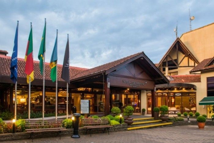 Um hotel com muitas bandeiras na frente