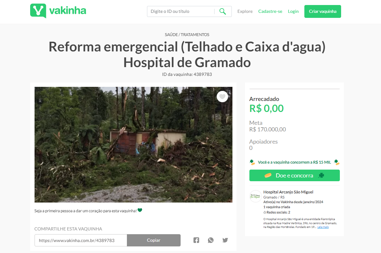 Uma captura de tela de um site com a foto de uma casa no meio de uma floresta.