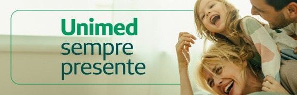 Um homem e uma mulher estão sentados à mesa conversando.