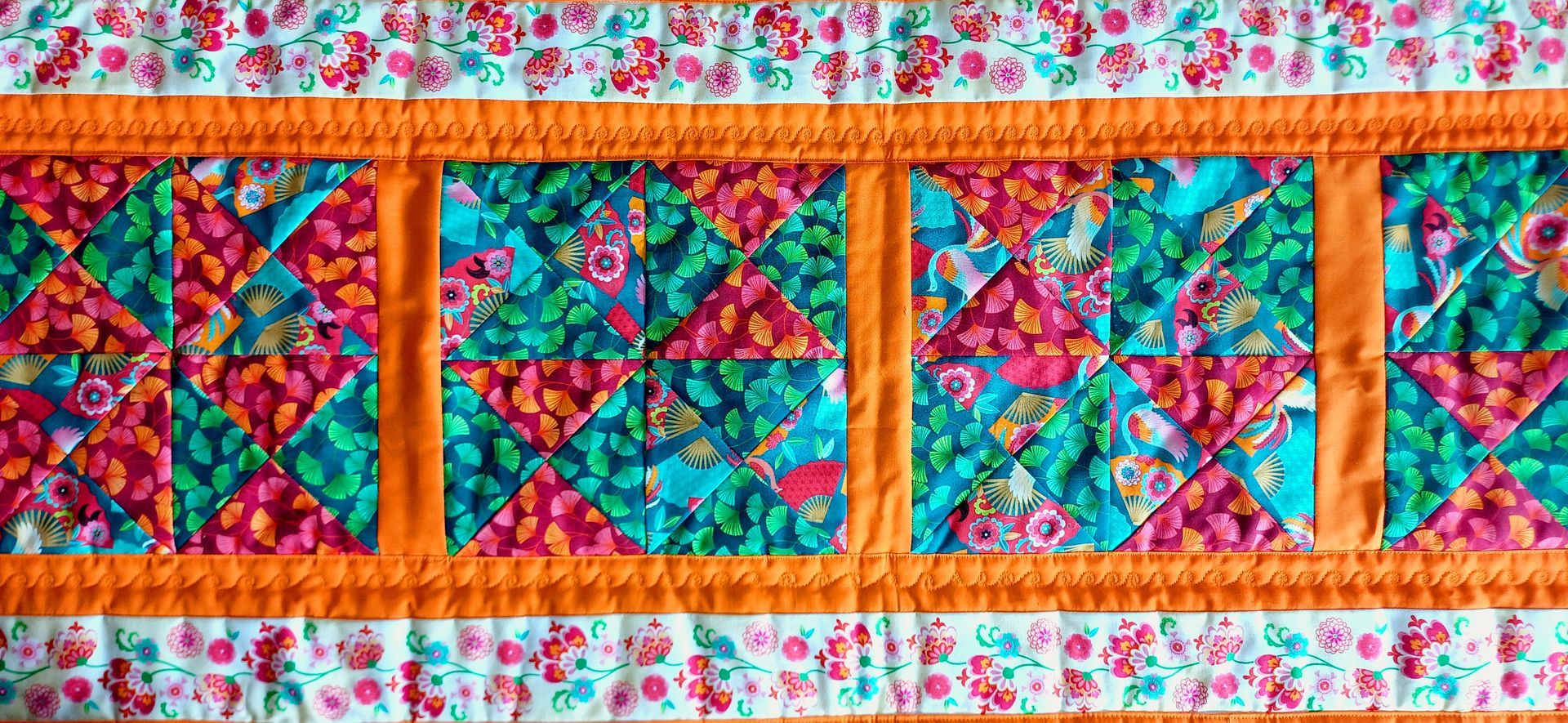 es ist ein nahtloses Muster mit kleinen Blumen und Blättern .