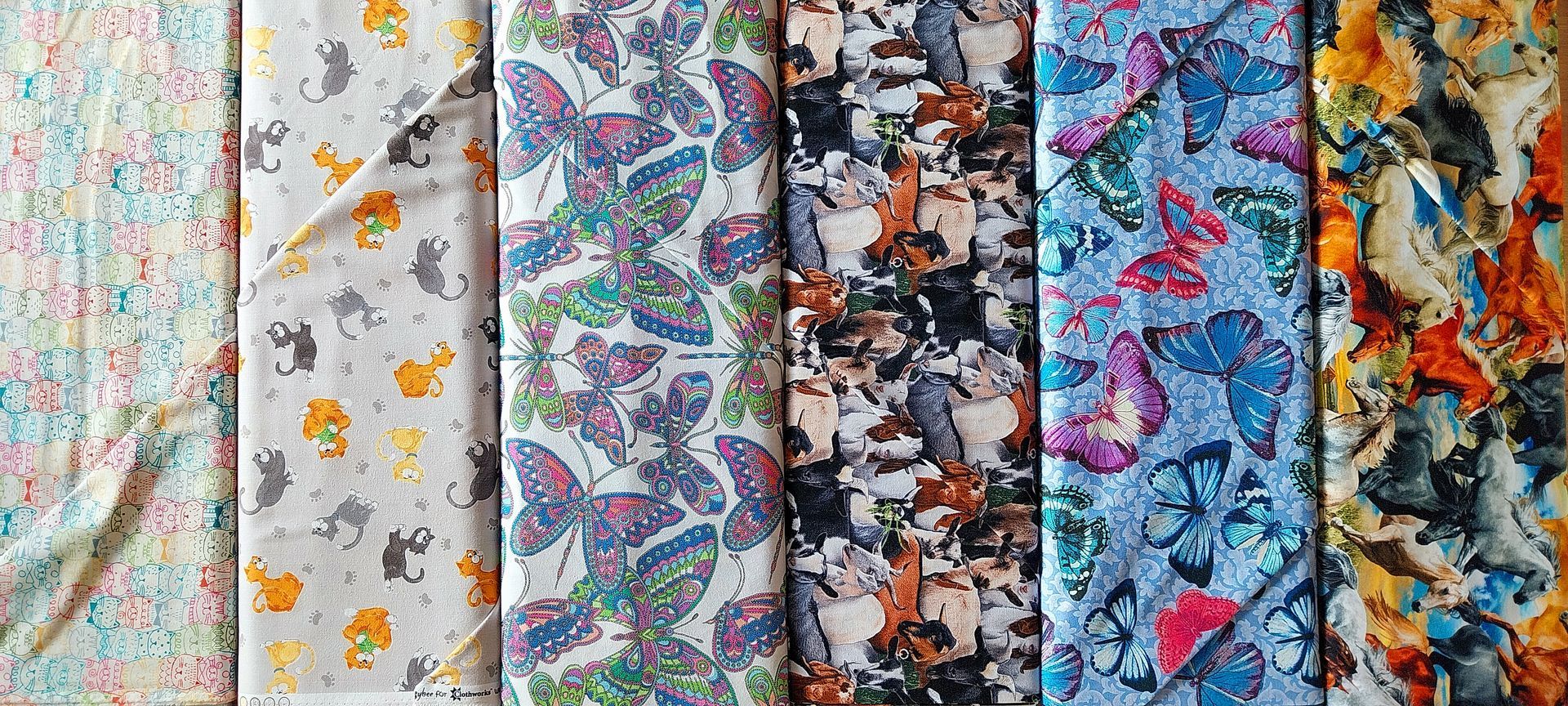 Stoffe mit Tieren und anderen Motiven