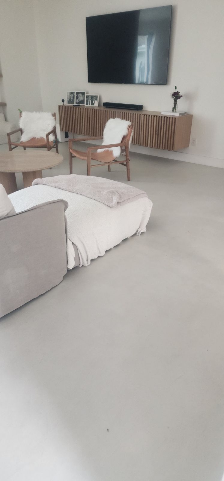 A living room filled with furniture and a flat screen tv.