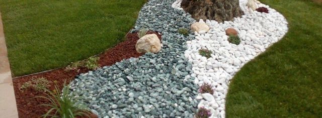 Giardino con pietre decorative