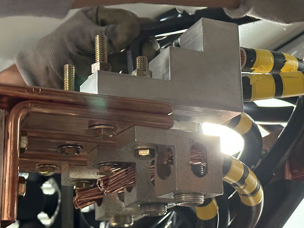 Una persona está trabajando en un equipo eléctrico.