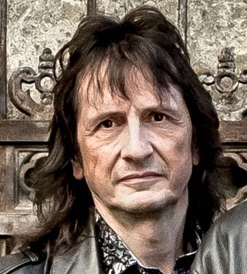 Peter "Mur" Mauerhofer Guitars & Backing Vocals