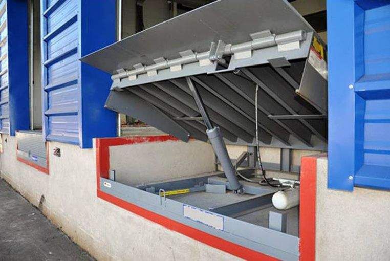 Un muelle de carga con la puerta abierta y una rampa hidráulica.