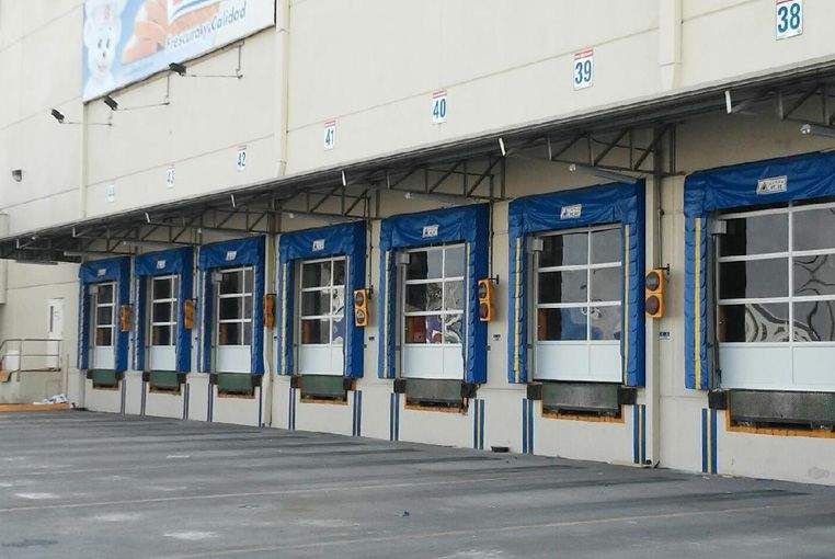Una fila de muelles de carga están alineados frente a un edificio.