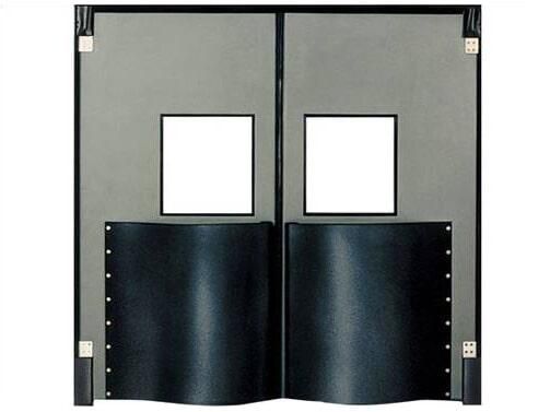 Un par de puertas negras con un cuadrado blanco en el medio.