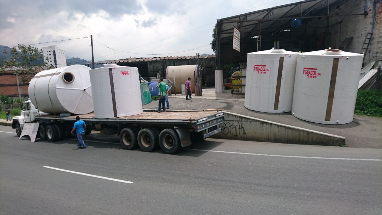 Fibracol Ltda. camión con tanques