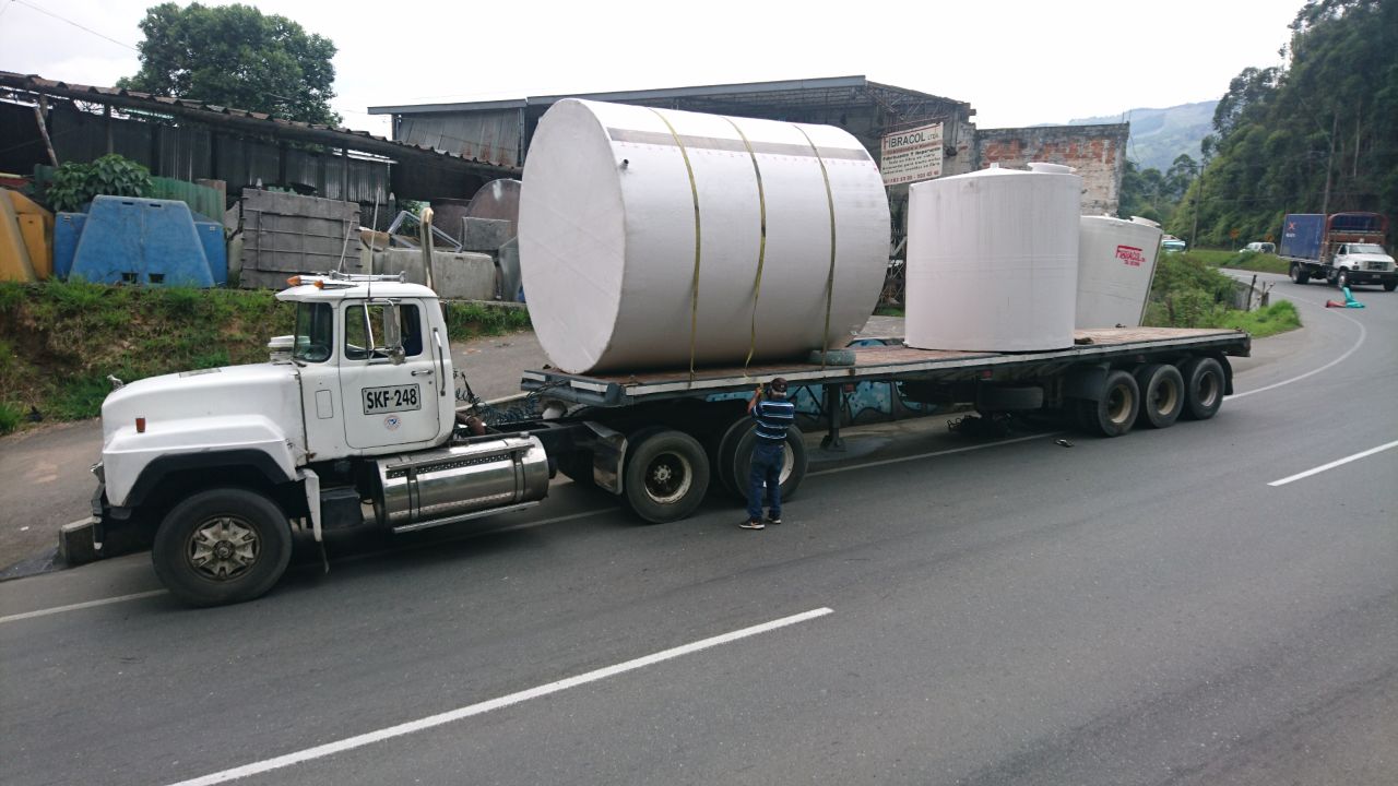 Fibracol Ltda. tanques grandes en camión