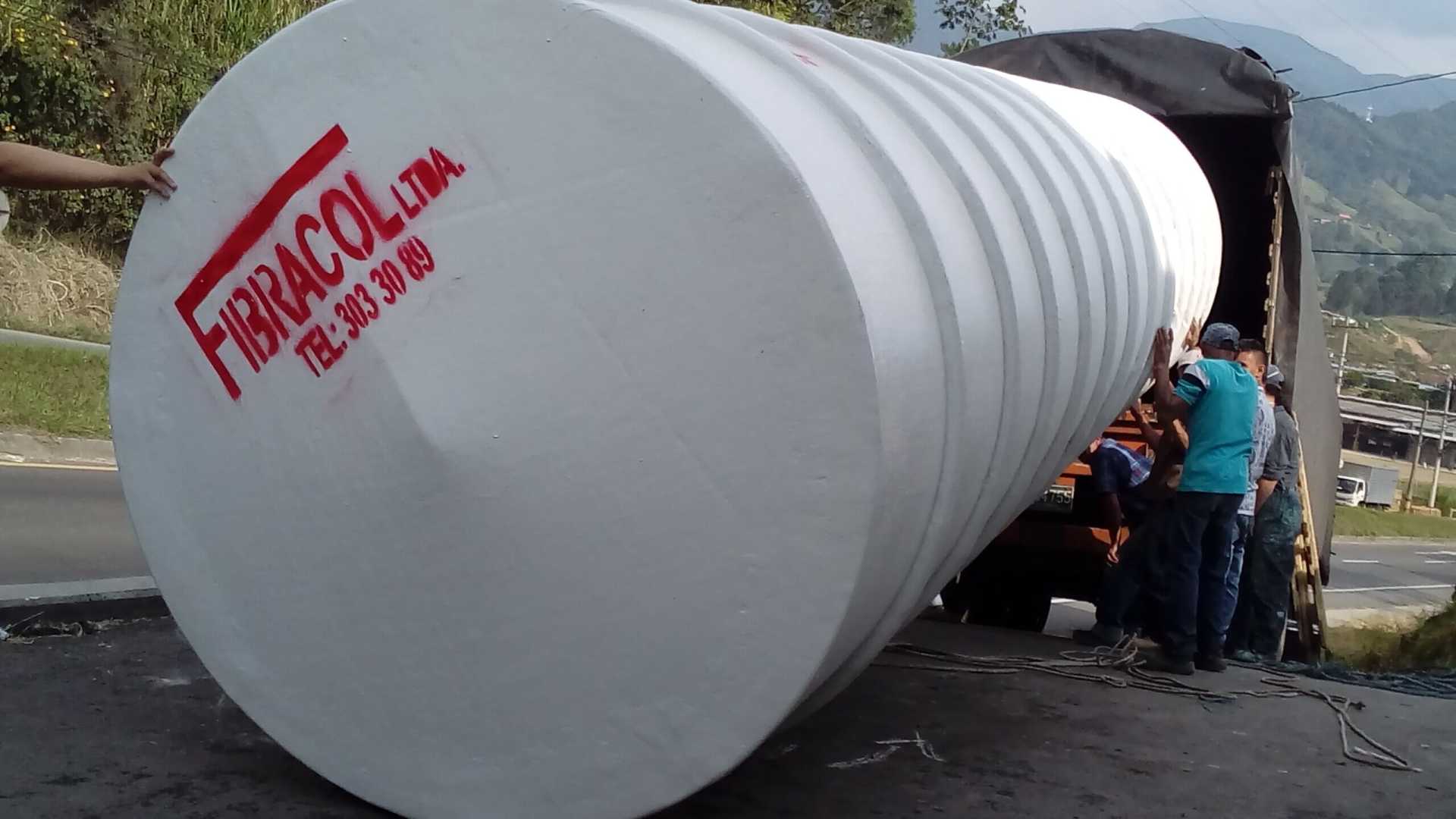 Tanque en fibra de vidrio para almacenar químicos