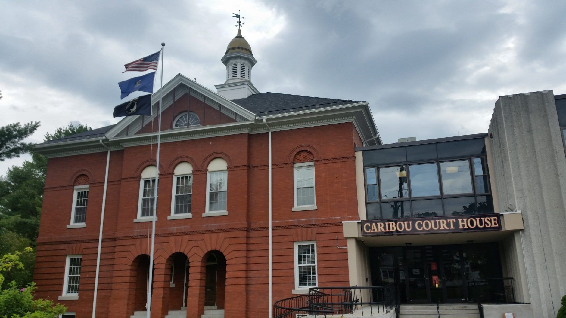 A large brick building with a sign that says carlsport collector 's house