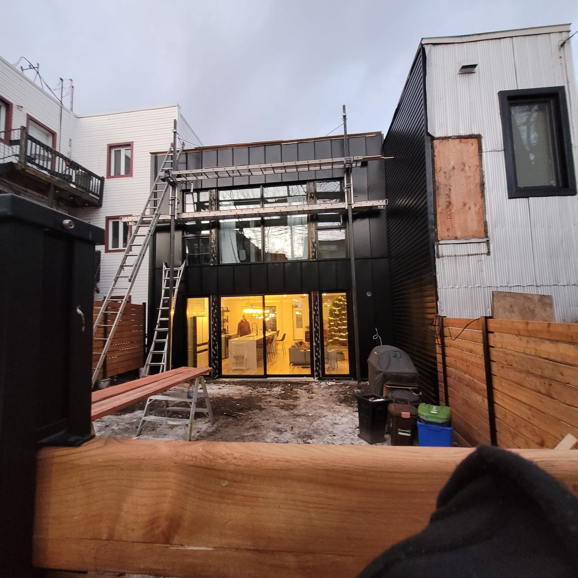 L'arrière d'un bâtiment avec un échafaudage dessus