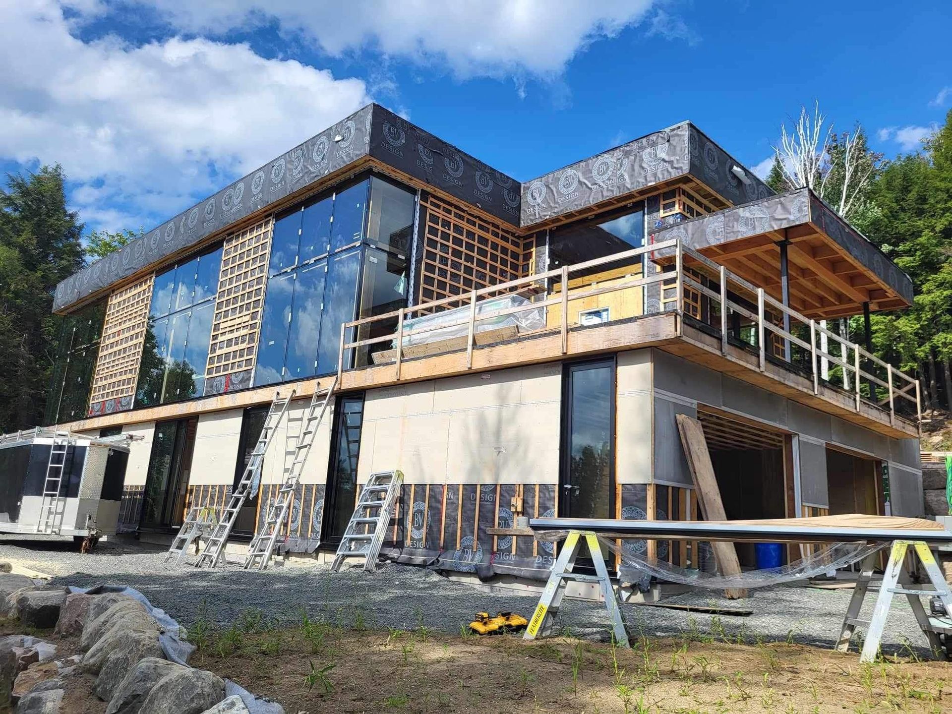 Une grande maison est en construction avec beaucoup de fenêtres.