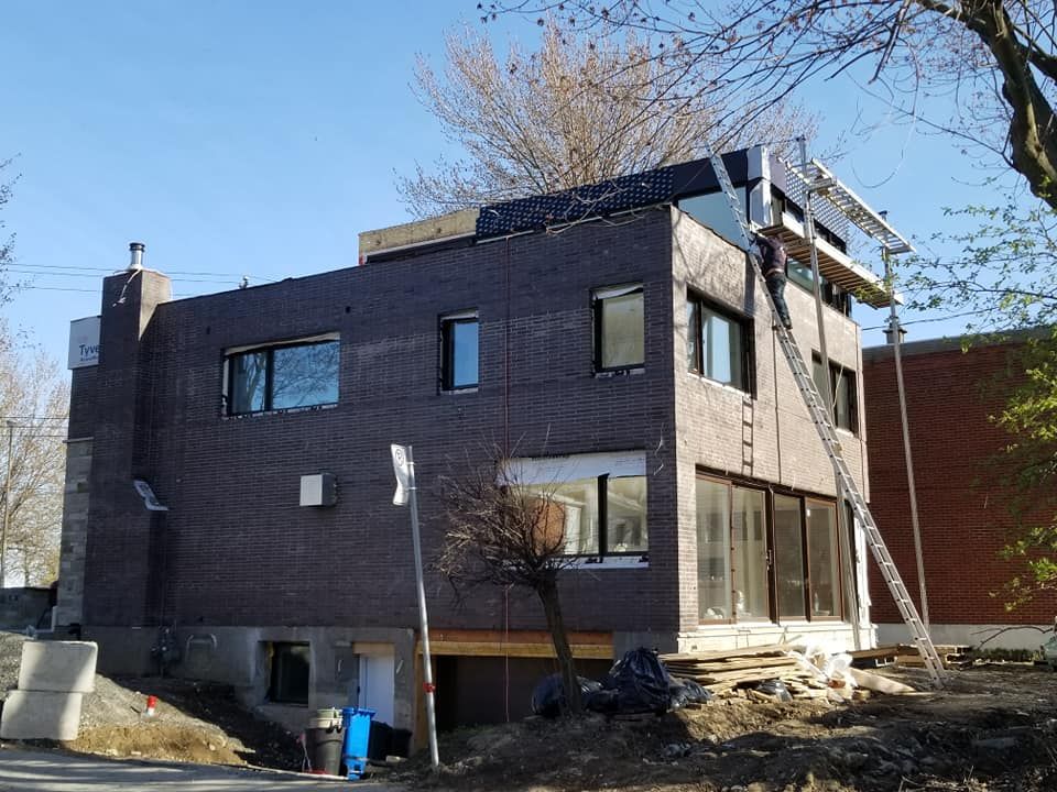 Un grand bâtiment en briques avec une échelle sur le côté