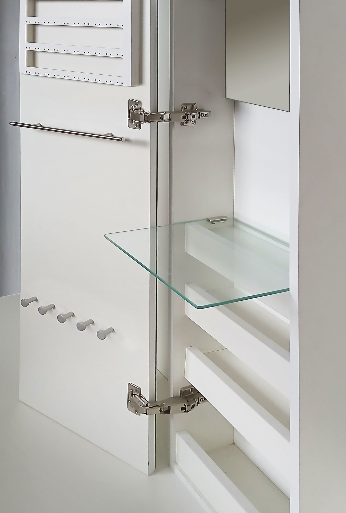Mueble de baño blanco con puerta abierta y estantes de cristal en el interior.