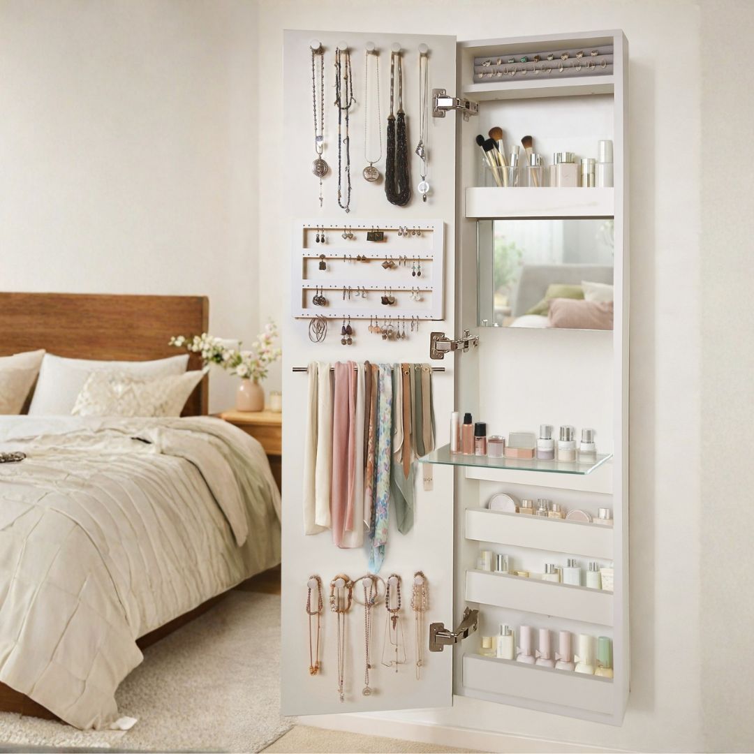 Organizador de joyas montado en la pared junto a la cama, con collares, pendientes, pañuelos y maquillaje.