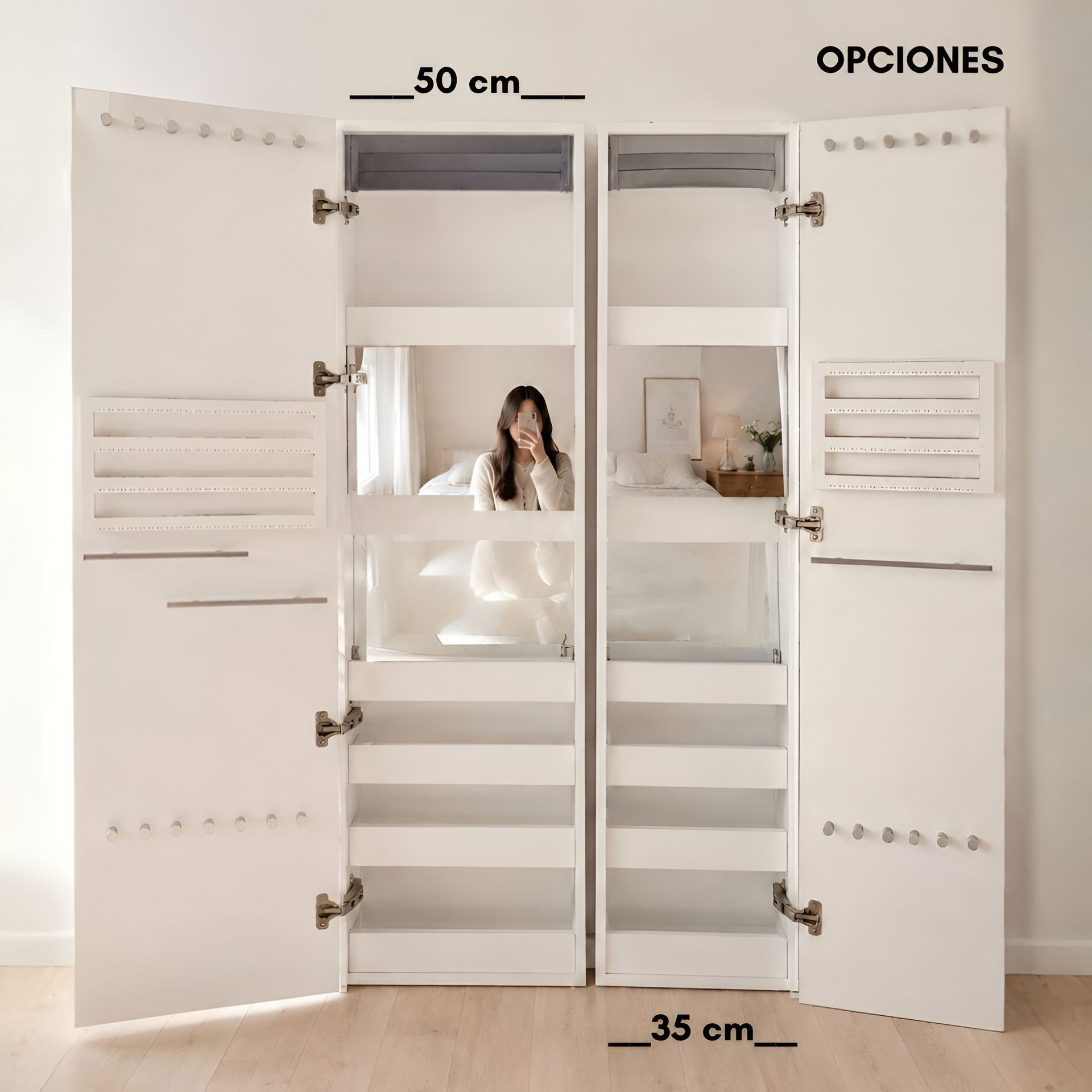 Puertas dobles blancas abiertas con paneles de vidrio esmerilado en una habitación luminosa.